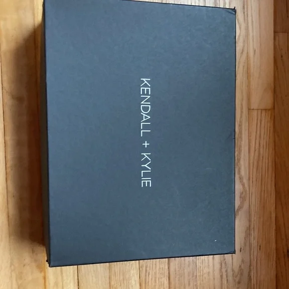 Kendall & Kylie - Picture 10 of 10